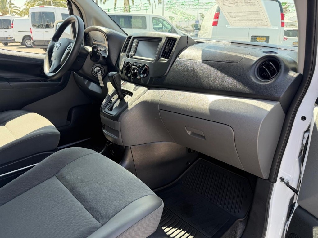 Nissan NV200 Vehicle Full-screen Gallery Image 30