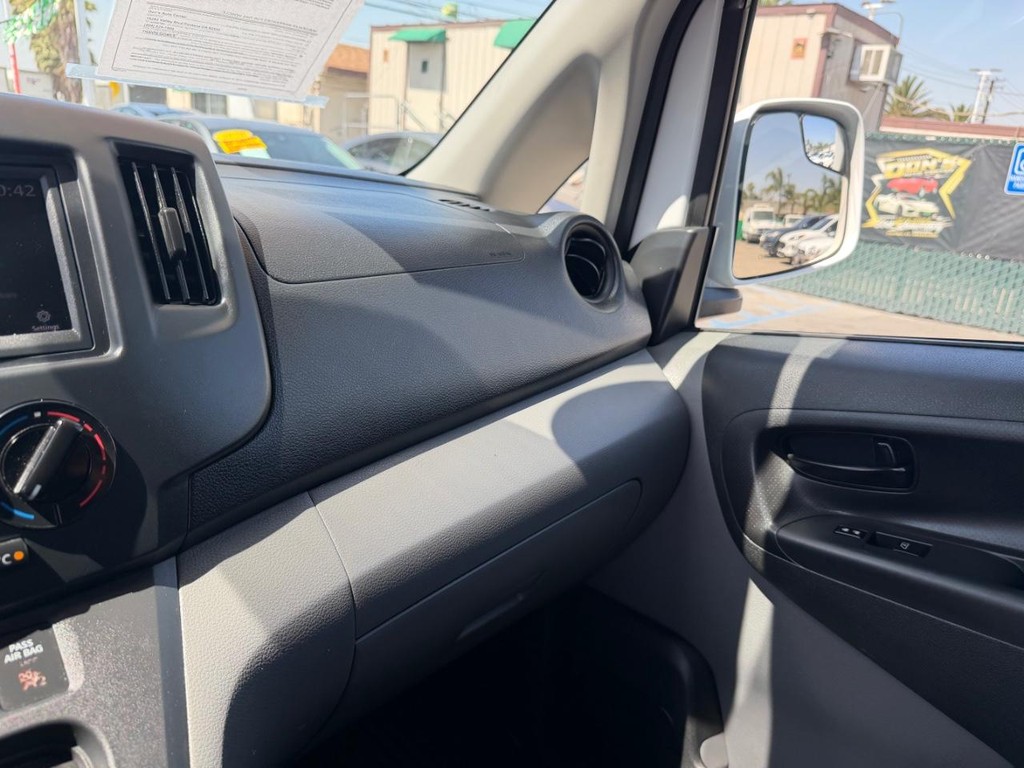 Nissan NV200 Vehicle Full-screen Gallery Image 36