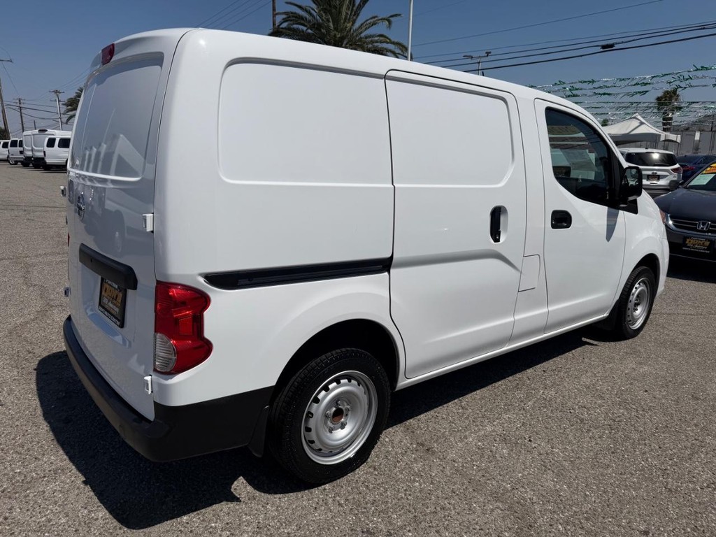 Nissan NV200 Vehicle Full-screen Gallery Image 07