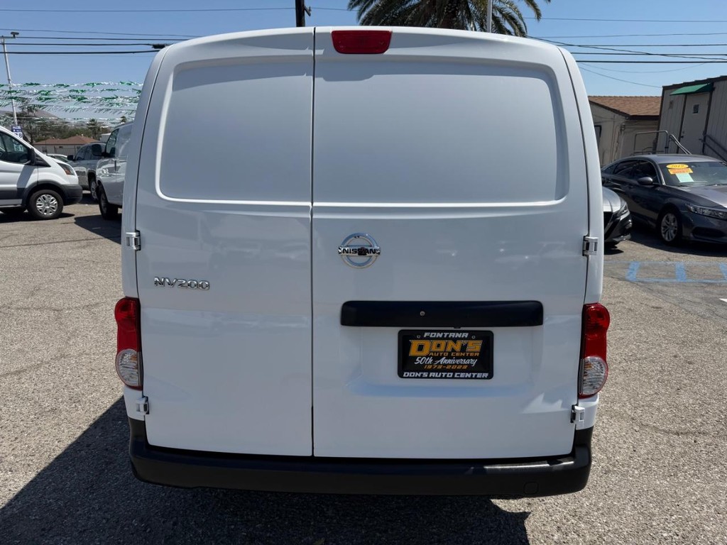 Nissan NV200 Vehicle Full-screen Gallery Image 09