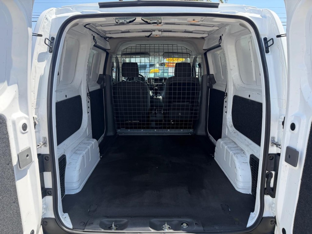 Nissan NV200 Vehicle Full-screen Gallery Image 16