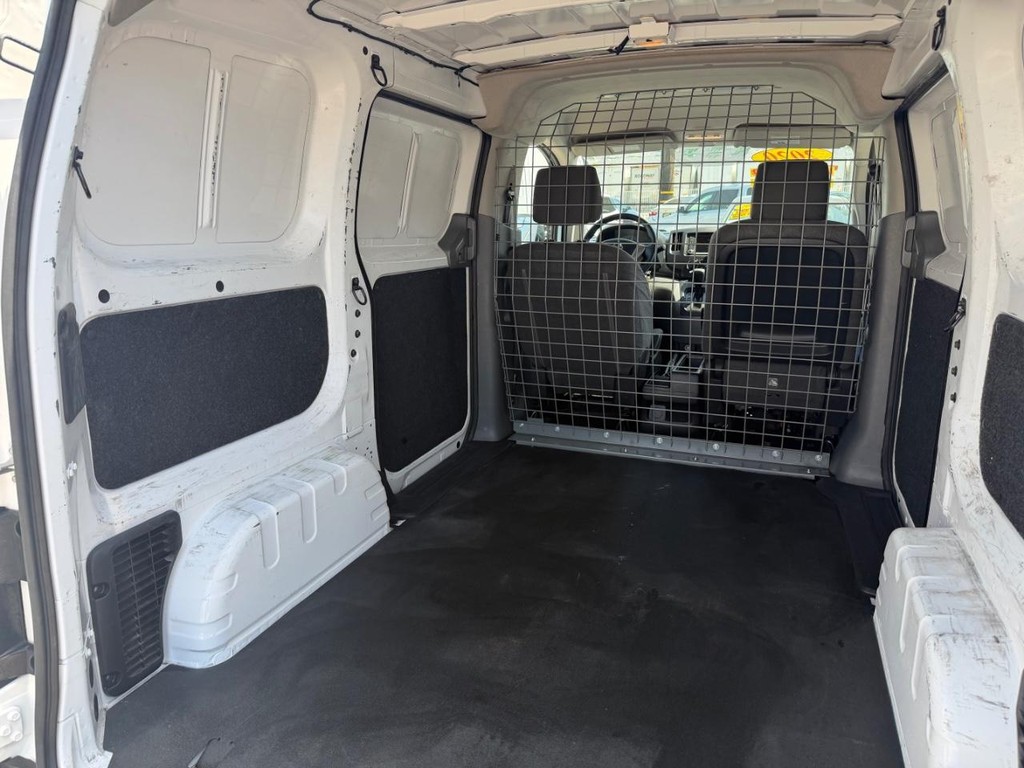 Nissan NV200 Vehicle Full-screen Gallery Image 17