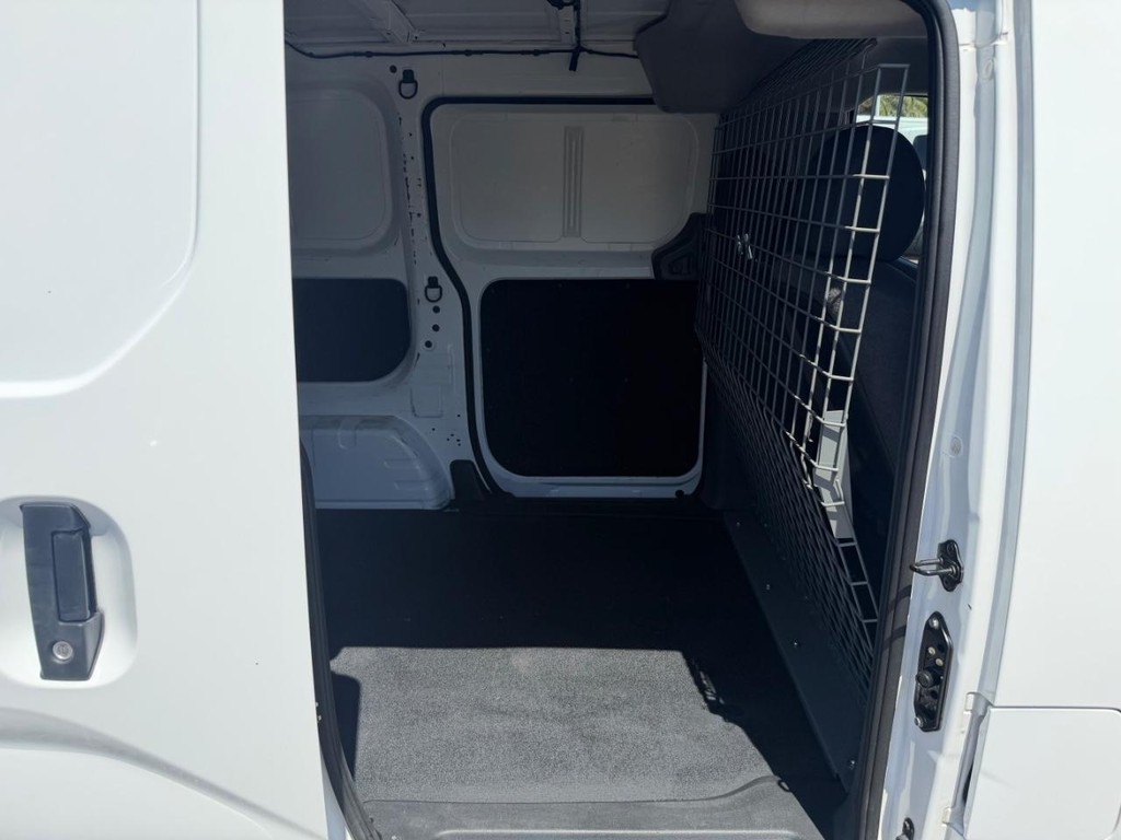 Nissan NV200 Vehicle Full-screen Gallery Image 19