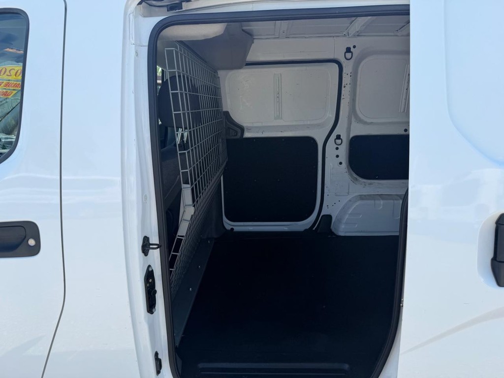 Nissan NV200 Vehicle Full-screen Gallery Image 22