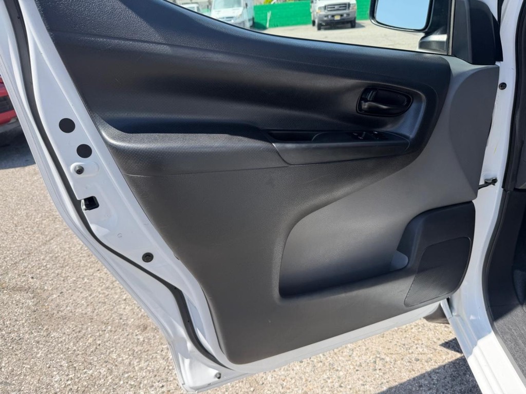 Nissan NV200 Vehicle Full-screen Gallery Image 25