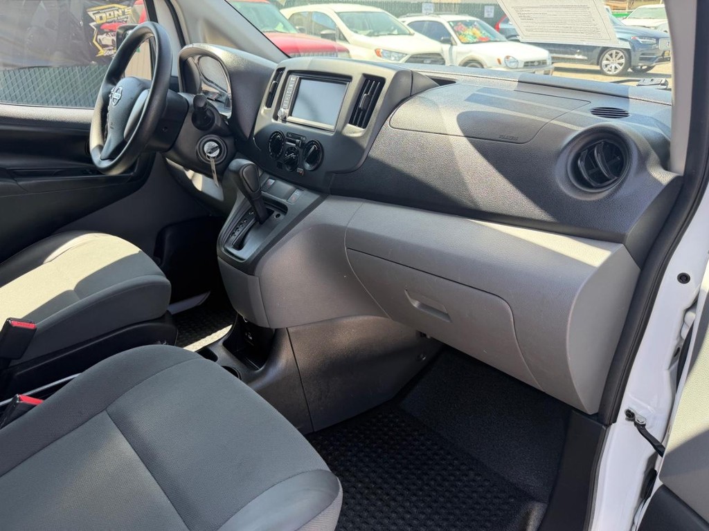 Nissan NV200 Vehicle Full-screen Gallery Image 30