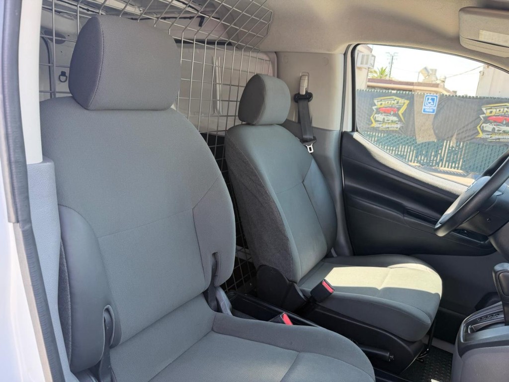 Nissan NV200 Vehicle Full-screen Gallery Image 32
