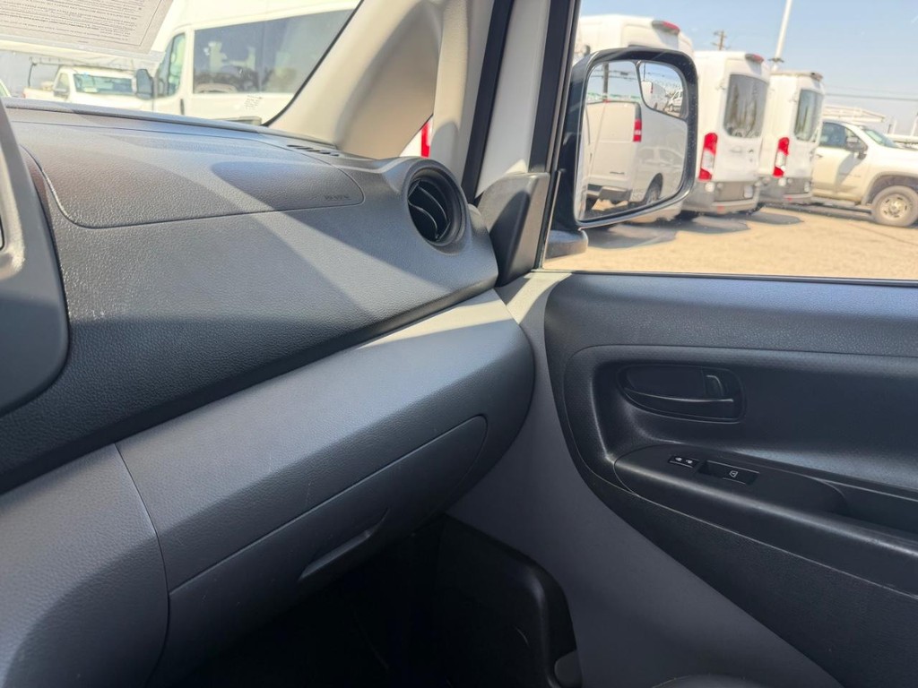 Nissan NV200 Vehicle Full-screen Gallery Image 35