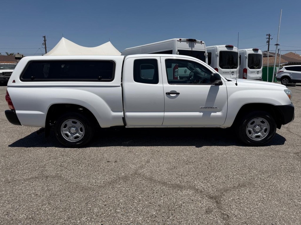 Toyota Tacoma Vehicle Full-screen Gallery Image 05