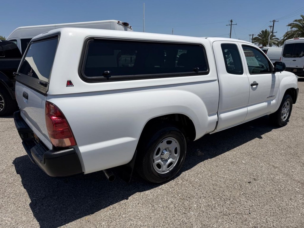 Toyota Tacoma Vehicle Full-screen Gallery Image 06
