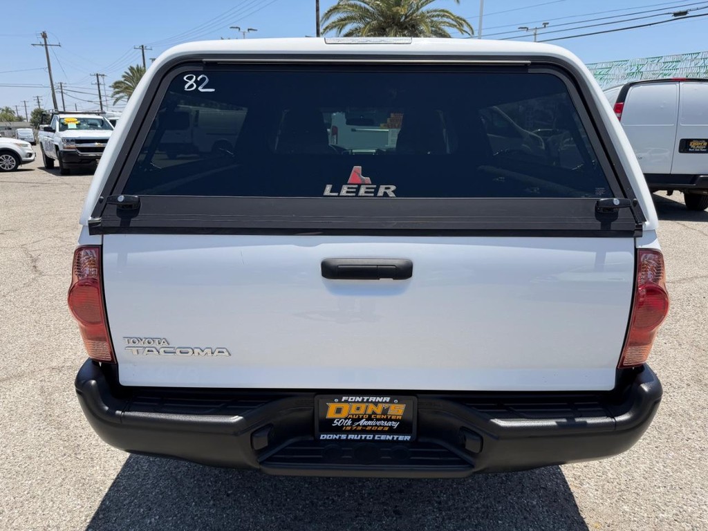 Toyota Tacoma Vehicle Full-screen Gallery Image 08