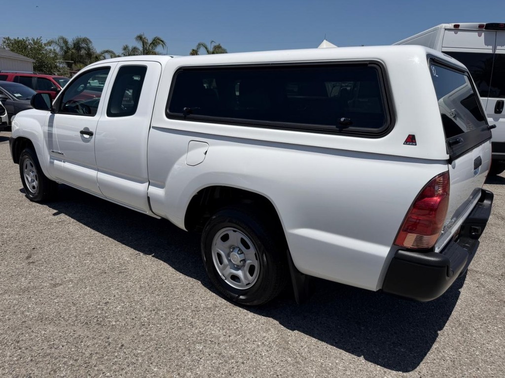 Toyota Tacoma Vehicle Full-screen Gallery Image 09