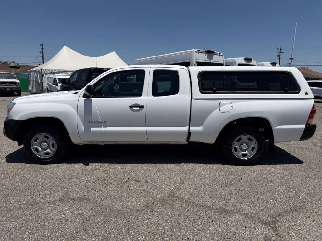 Toyota Tacoma Vehicle Full-screen Gallery Image 11