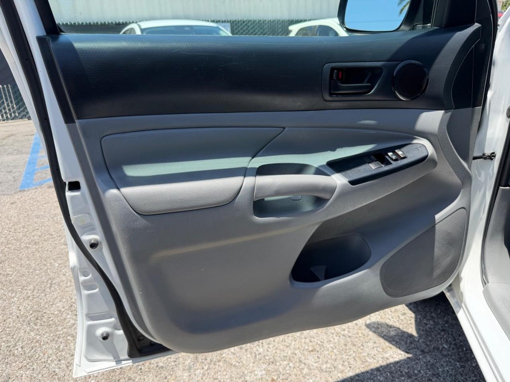 Toyota Tacoma Vehicle Full-screen Gallery Image 15