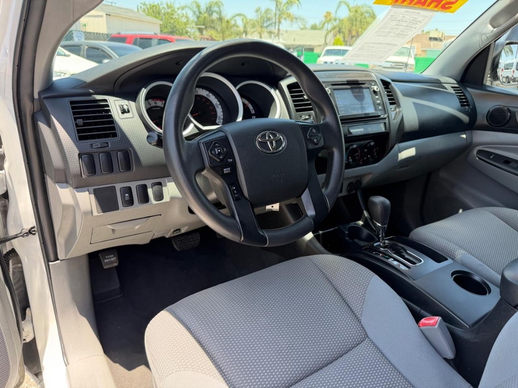 Toyota Tacoma Vehicle Full-screen Gallery Image 16