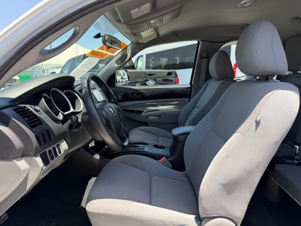 Toyota Tacoma Vehicle Full-screen Gallery Image 17