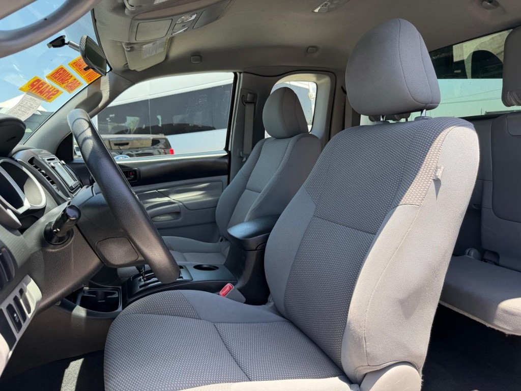 Toyota Tacoma Vehicle Full-screen Gallery Image 18