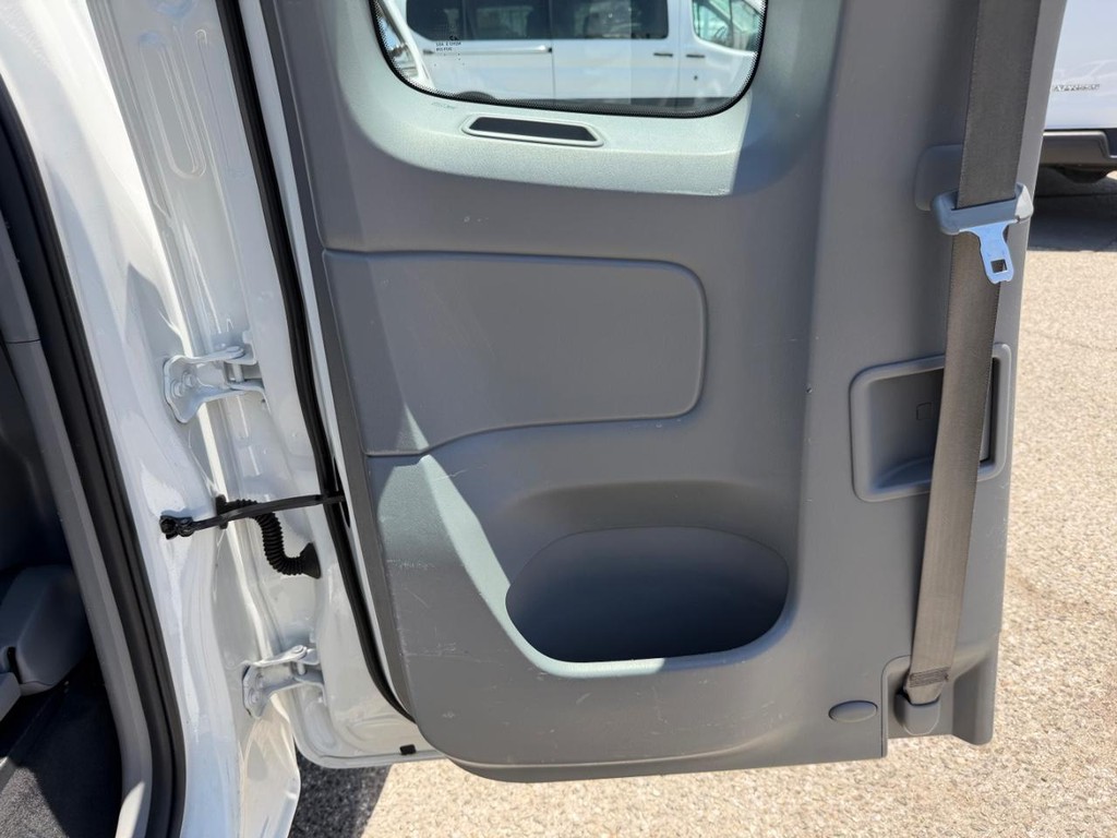 Toyota Tacoma Vehicle Full-screen Gallery Image 19