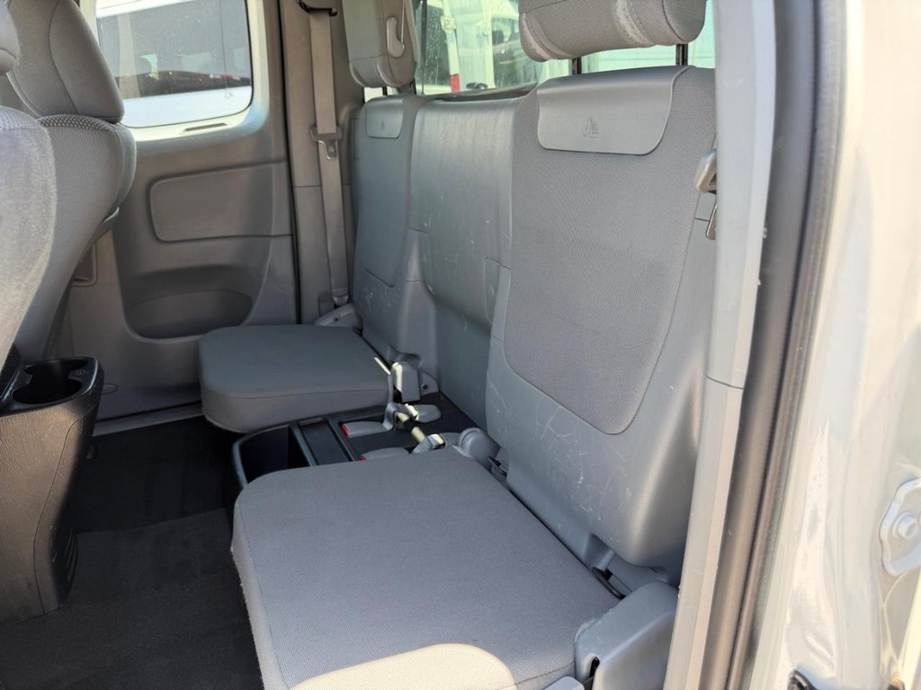 Toyota Tacoma Vehicle Full-screen Gallery Image 20