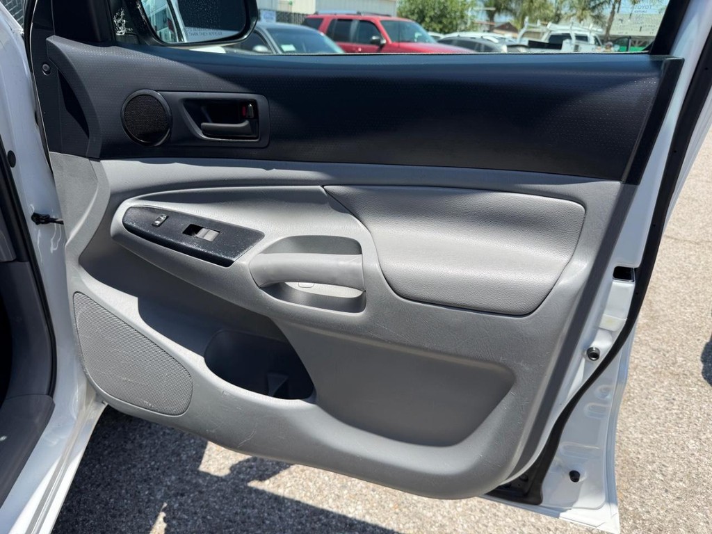 Toyota Tacoma Vehicle Full-screen Gallery Image 21