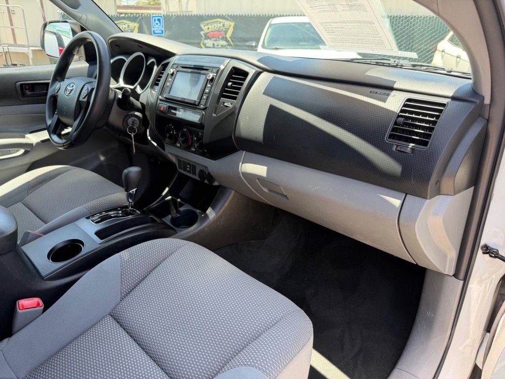 Toyota Tacoma Vehicle Full-screen Gallery Image 22