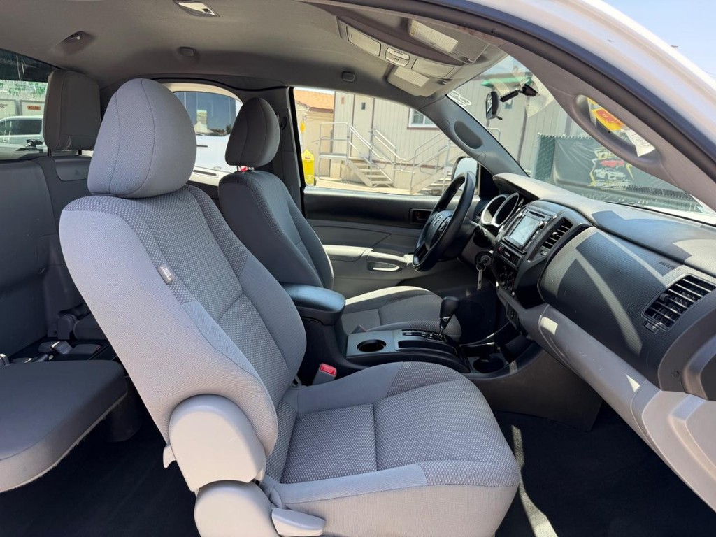 Toyota Tacoma Vehicle Full-screen Gallery Image 23