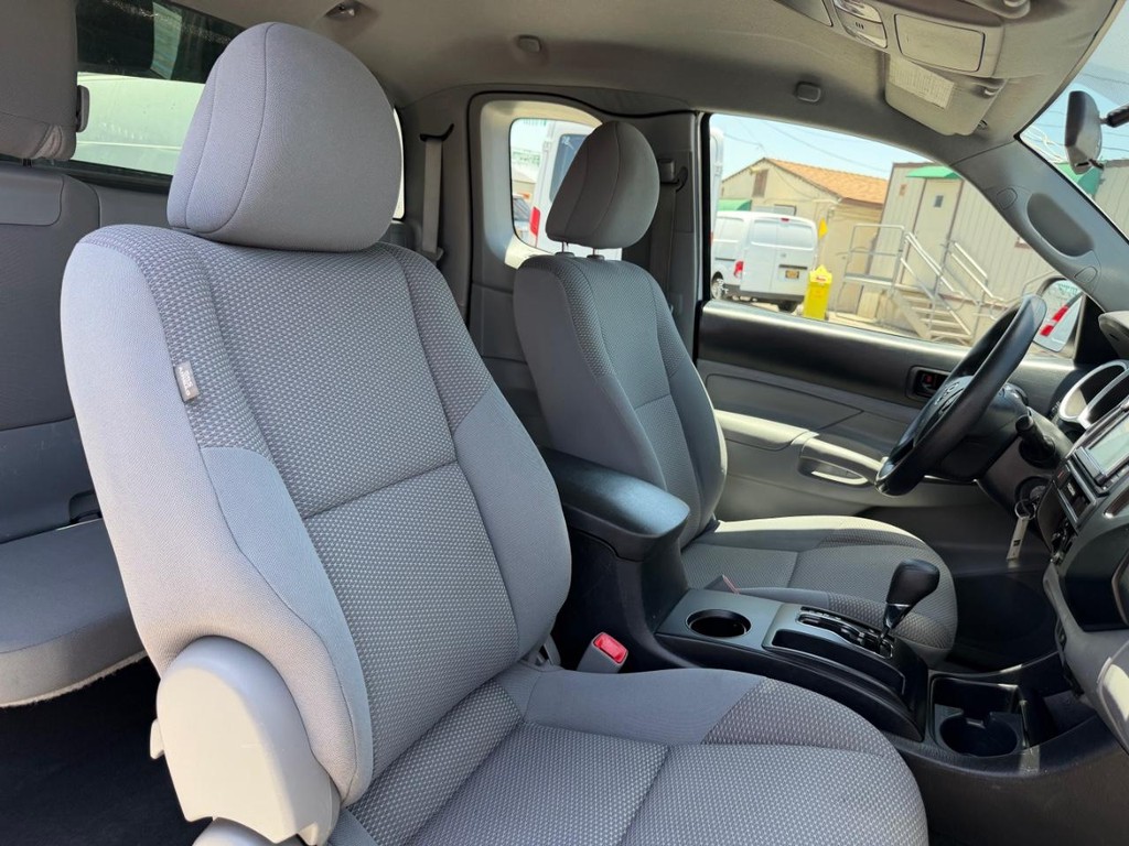Toyota Tacoma Vehicle Full-screen Gallery Image 24