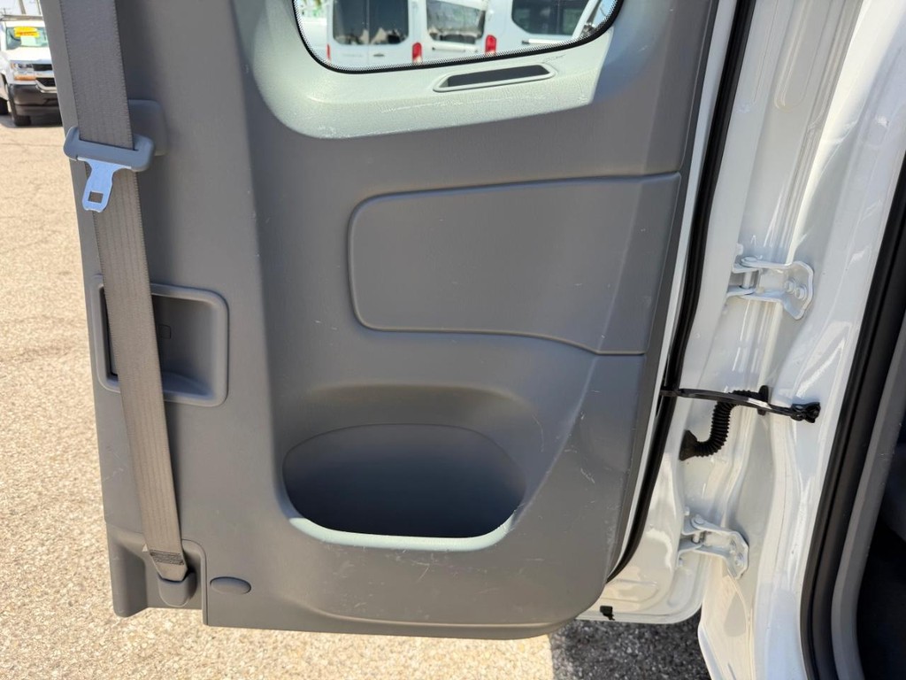 Toyota Tacoma Vehicle Full-screen Gallery Image 25