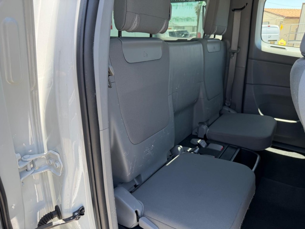 Toyota Tacoma Vehicle Full-screen Gallery Image 26
