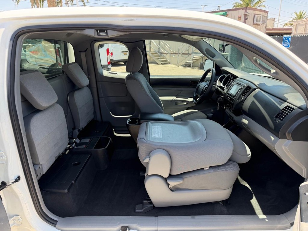 Toyota Tacoma Vehicle Full-screen Gallery Image 27