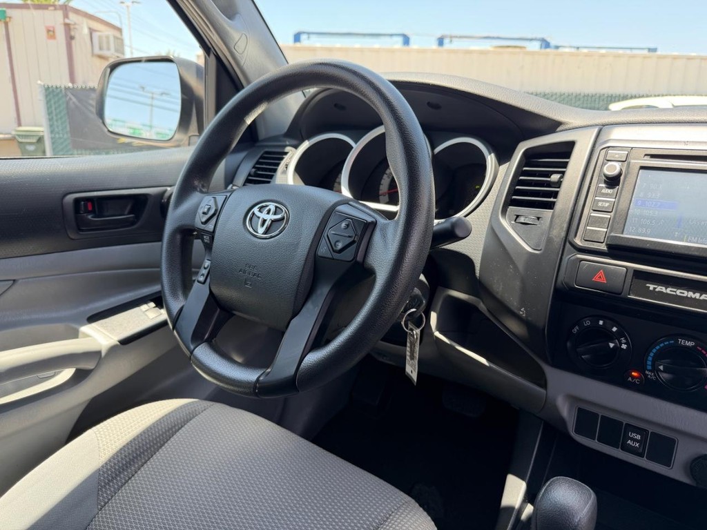 Toyota Tacoma Vehicle Full-screen Gallery Image 28