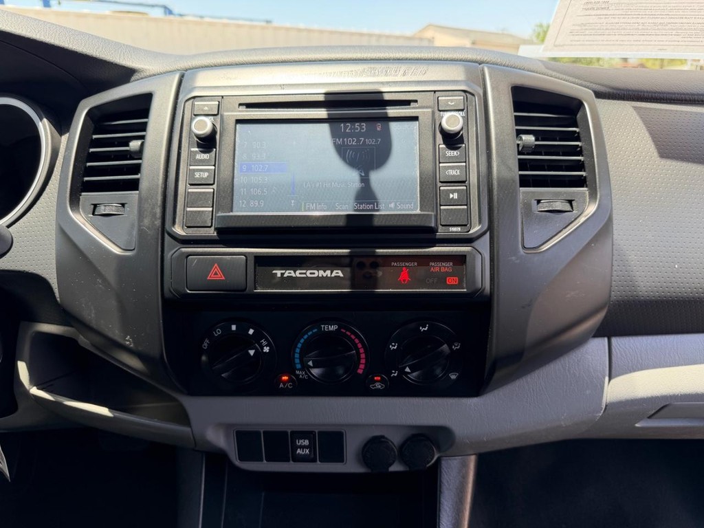 Toyota Tacoma Vehicle Full-screen Gallery Image 29