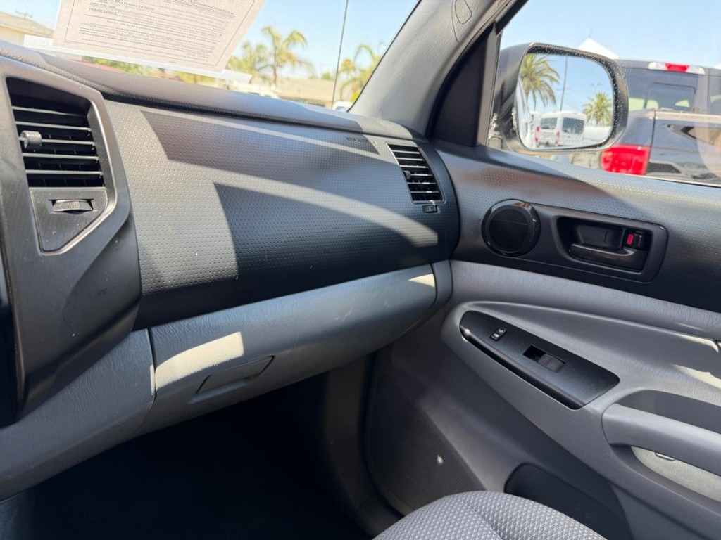 Toyota Tacoma Vehicle Full-screen Gallery Image 30