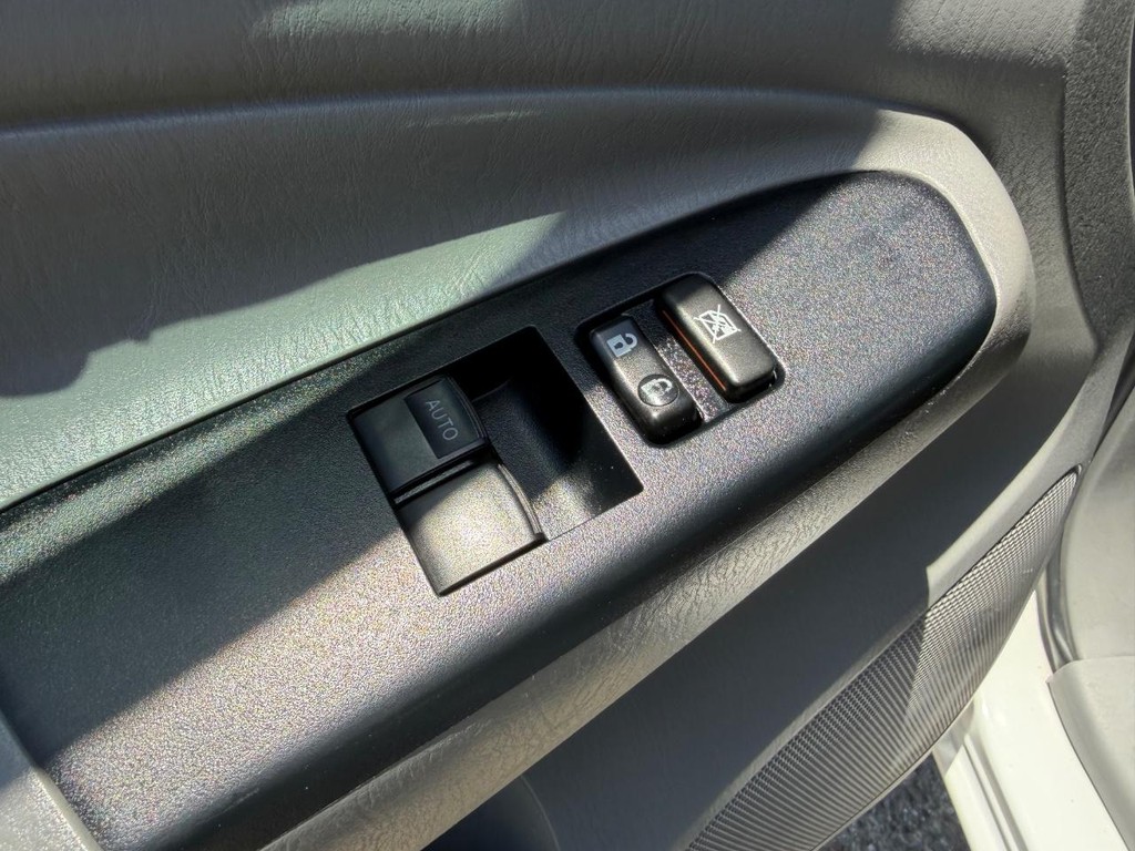 Toyota Tacoma Vehicle Full-screen Gallery Image 31