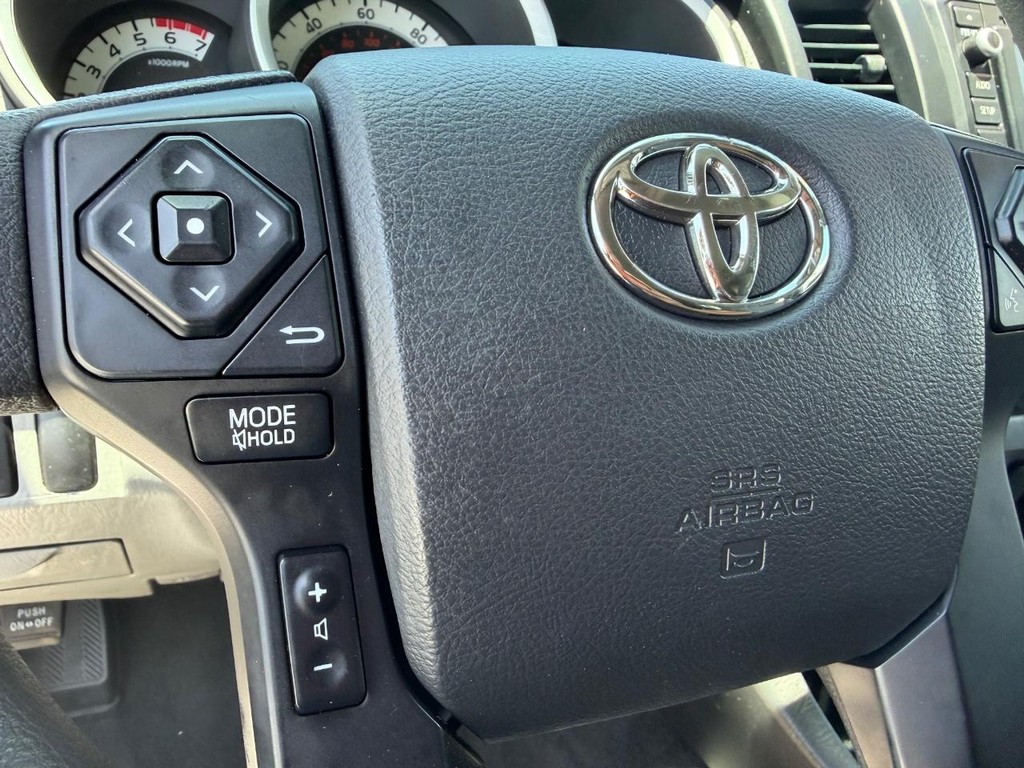 Toyota Tacoma Vehicle Full-screen Gallery Image 32