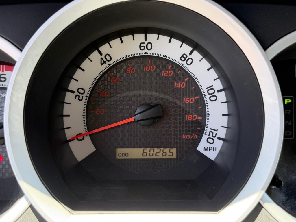 Toyota Tacoma Vehicle Full-screen Gallery Image 34