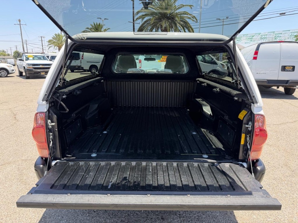 Toyota Tacoma Vehicle Full-screen Gallery Image 35