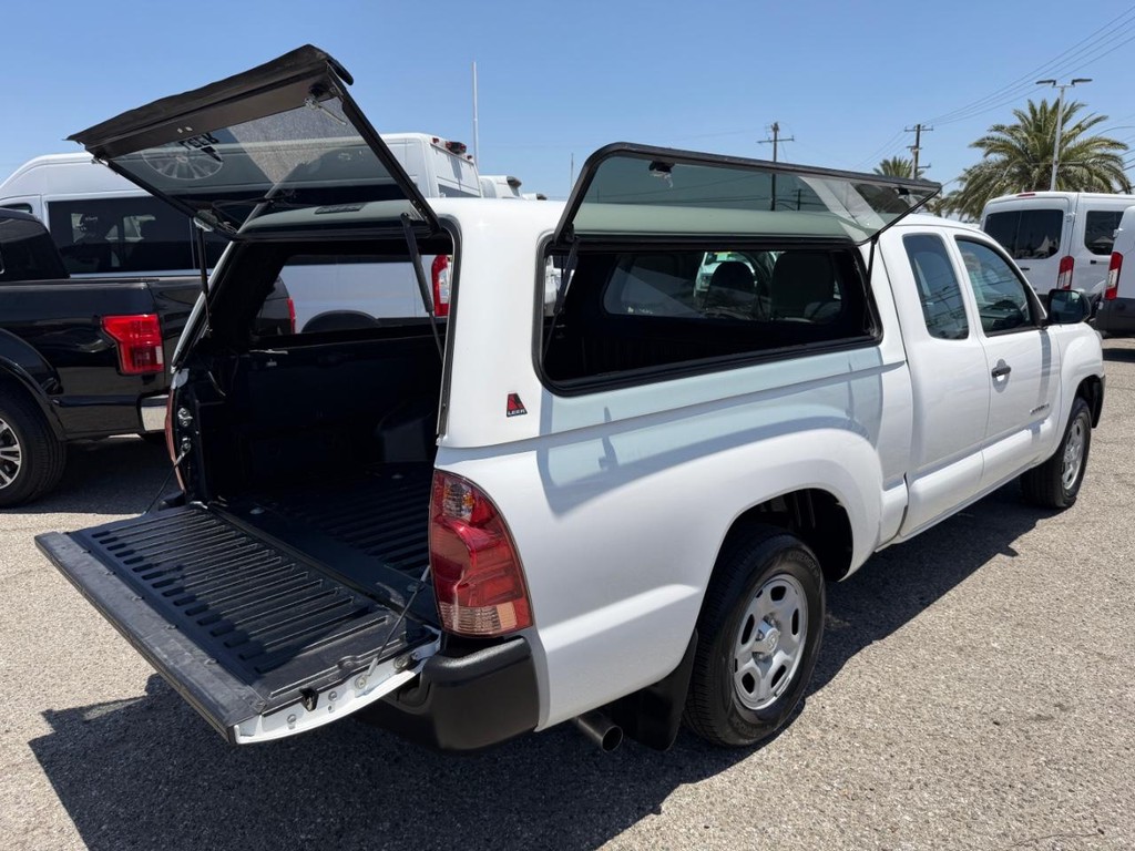 Toyota Tacoma Vehicle Full-screen Gallery Image 36