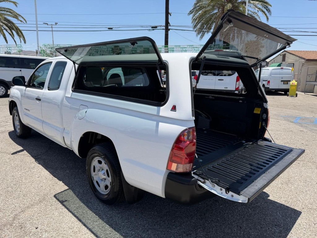 Toyota Tacoma Vehicle Full-screen Gallery Image 37