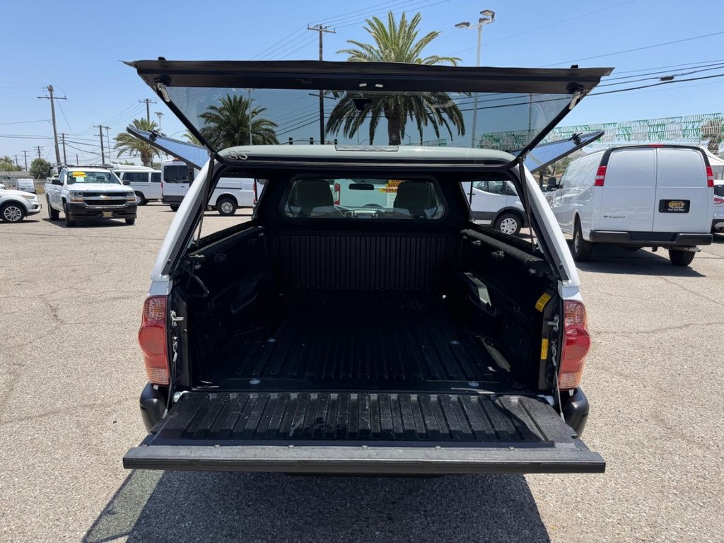 Toyota Tacoma Vehicle Full-screen Gallery Image 38