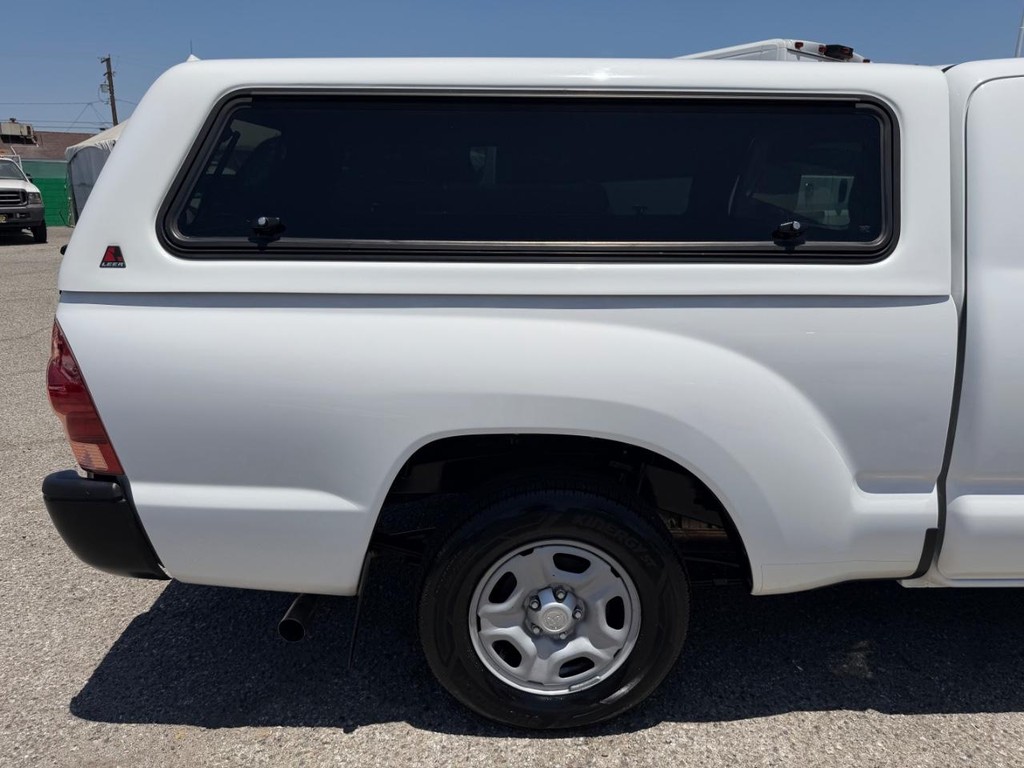 Toyota Tacoma Vehicle Full-screen Gallery Image 39