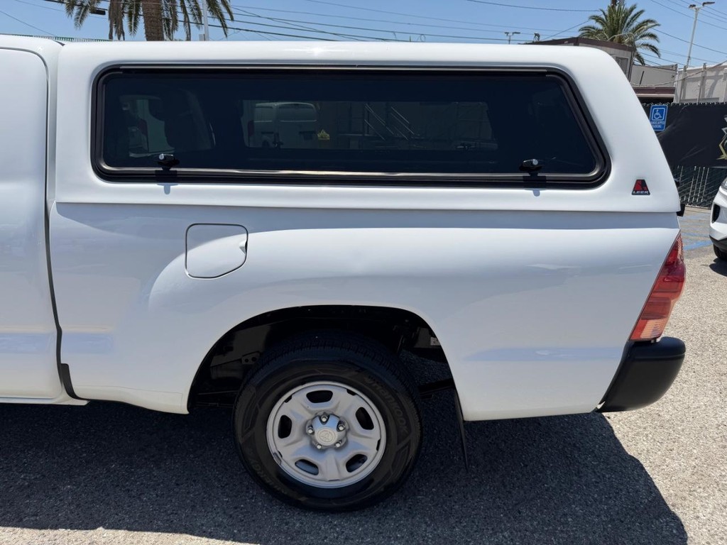 Toyota Tacoma Vehicle Full-screen Gallery Image 40