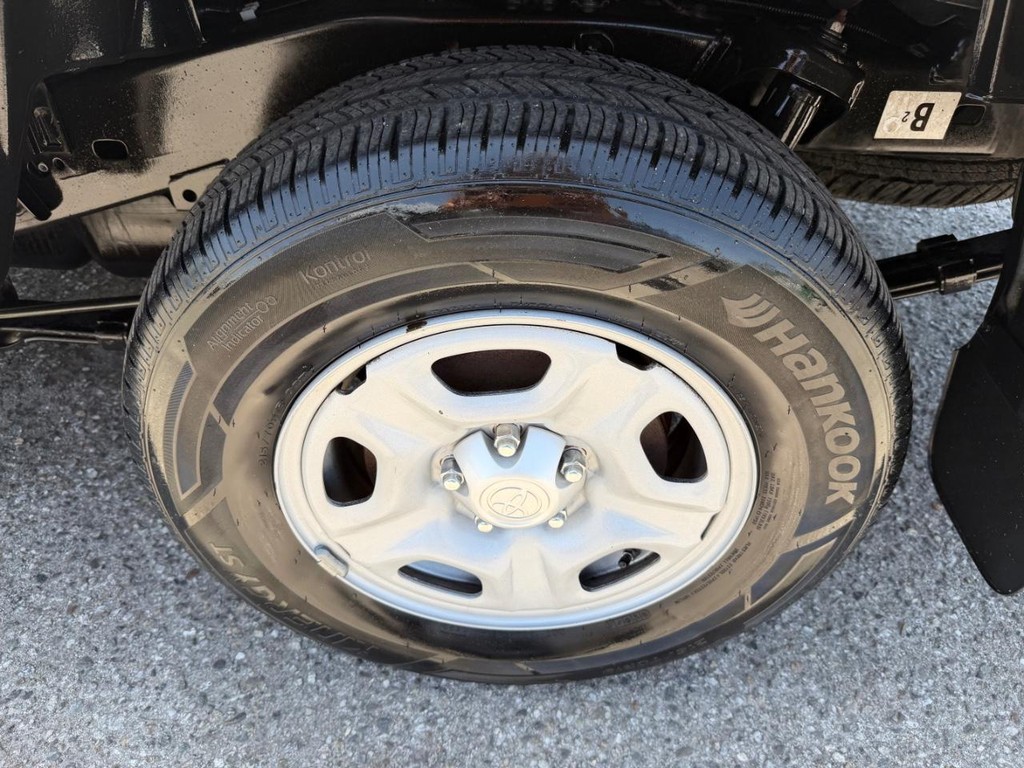 Toyota Tacoma Vehicle Full-screen Gallery Image 41