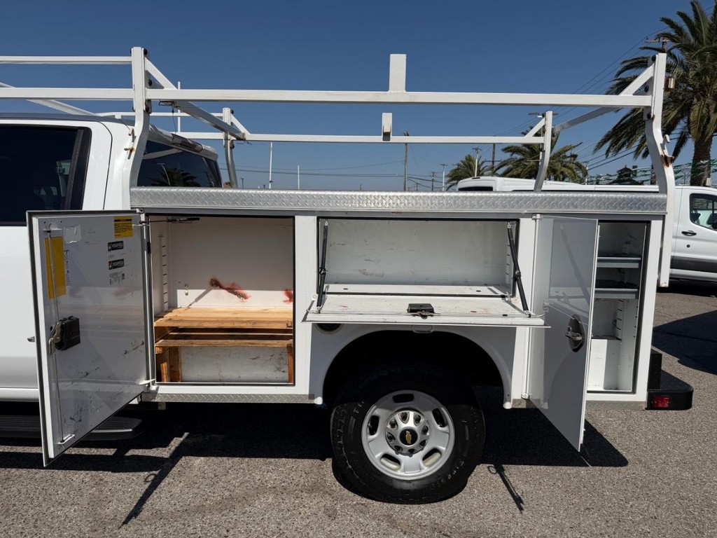 Chevrolet Silverado 2500HD Vehicle Full-screen Gallery Image 16