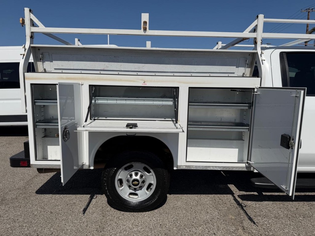 Chevrolet Silverado 2500HD Vehicle Full-screen Gallery Image 17