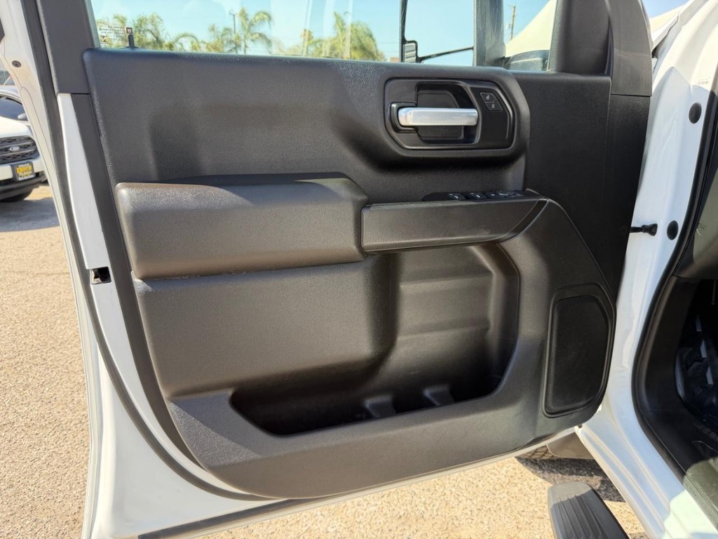 Chevrolet Silverado 2500HD Vehicle Full-screen Gallery Image 18