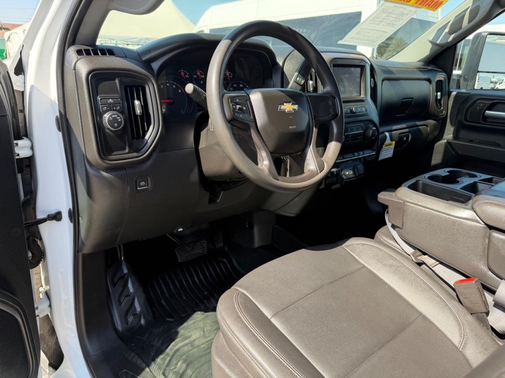 Chevrolet Silverado 2500HD Vehicle Full-screen Gallery Image 19