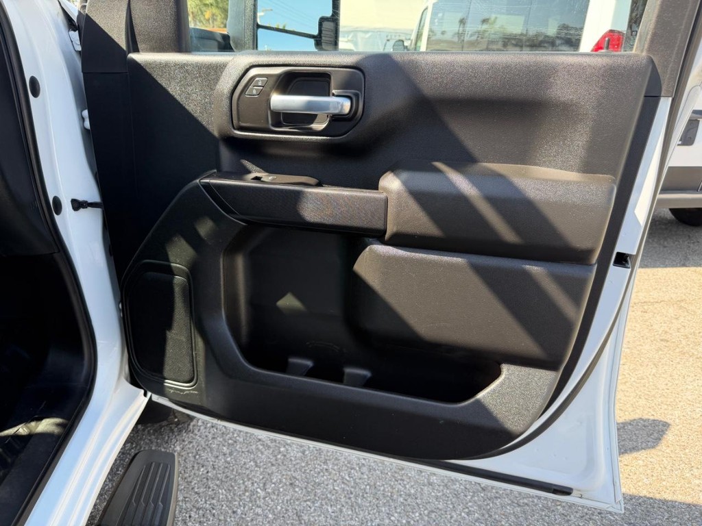 Chevrolet Silverado 2500HD Vehicle Full-screen Gallery Image 22