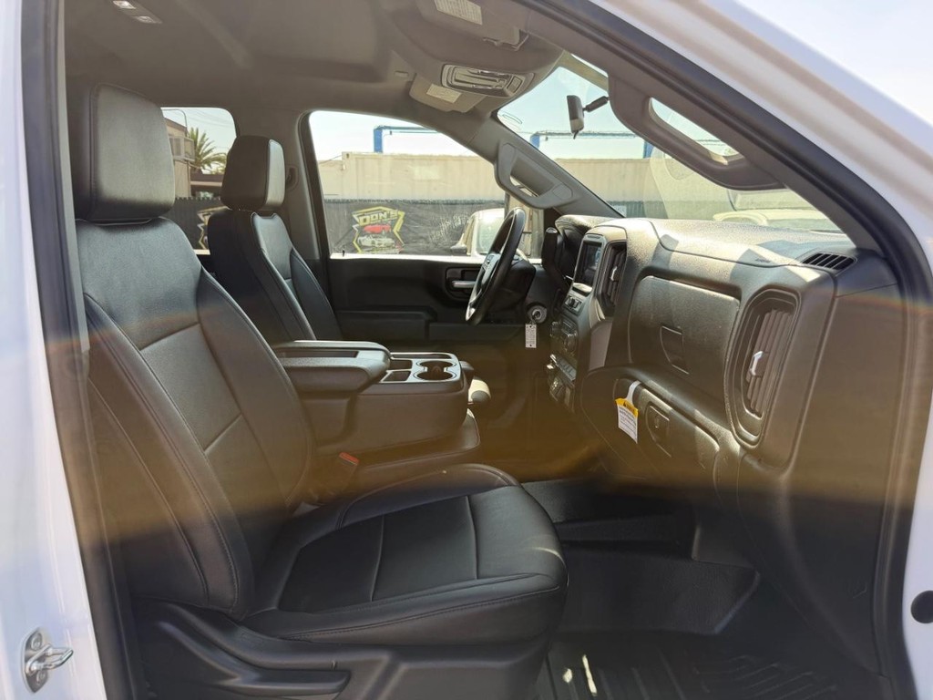 Chevrolet Silverado 2500HD Vehicle Full-screen Gallery Image 24