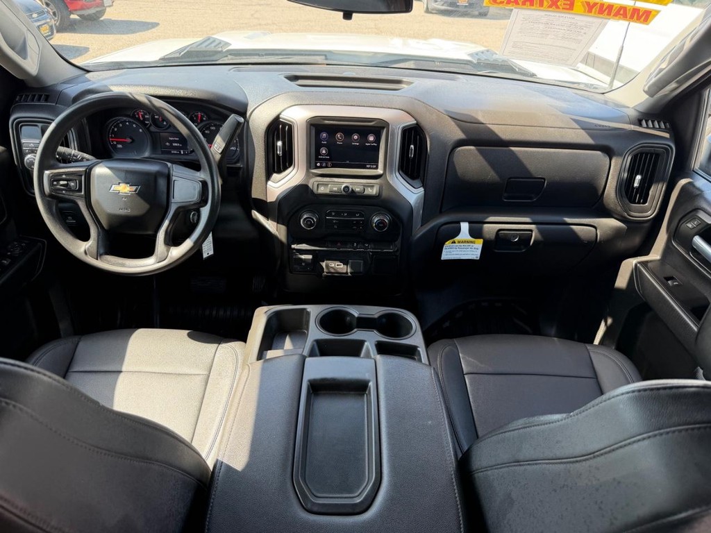 Chevrolet Silverado 2500HD Vehicle Full-screen Gallery Image 26